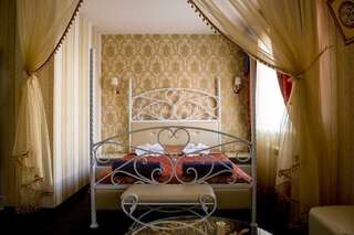 Гостиница Престиж Курган Номер люкс с 1 двуспальной кроватью-16