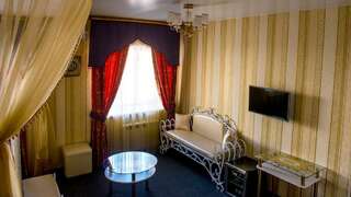 Гостиница Престиж Курган Номер люкс с 1 двуспальной кроватью-12